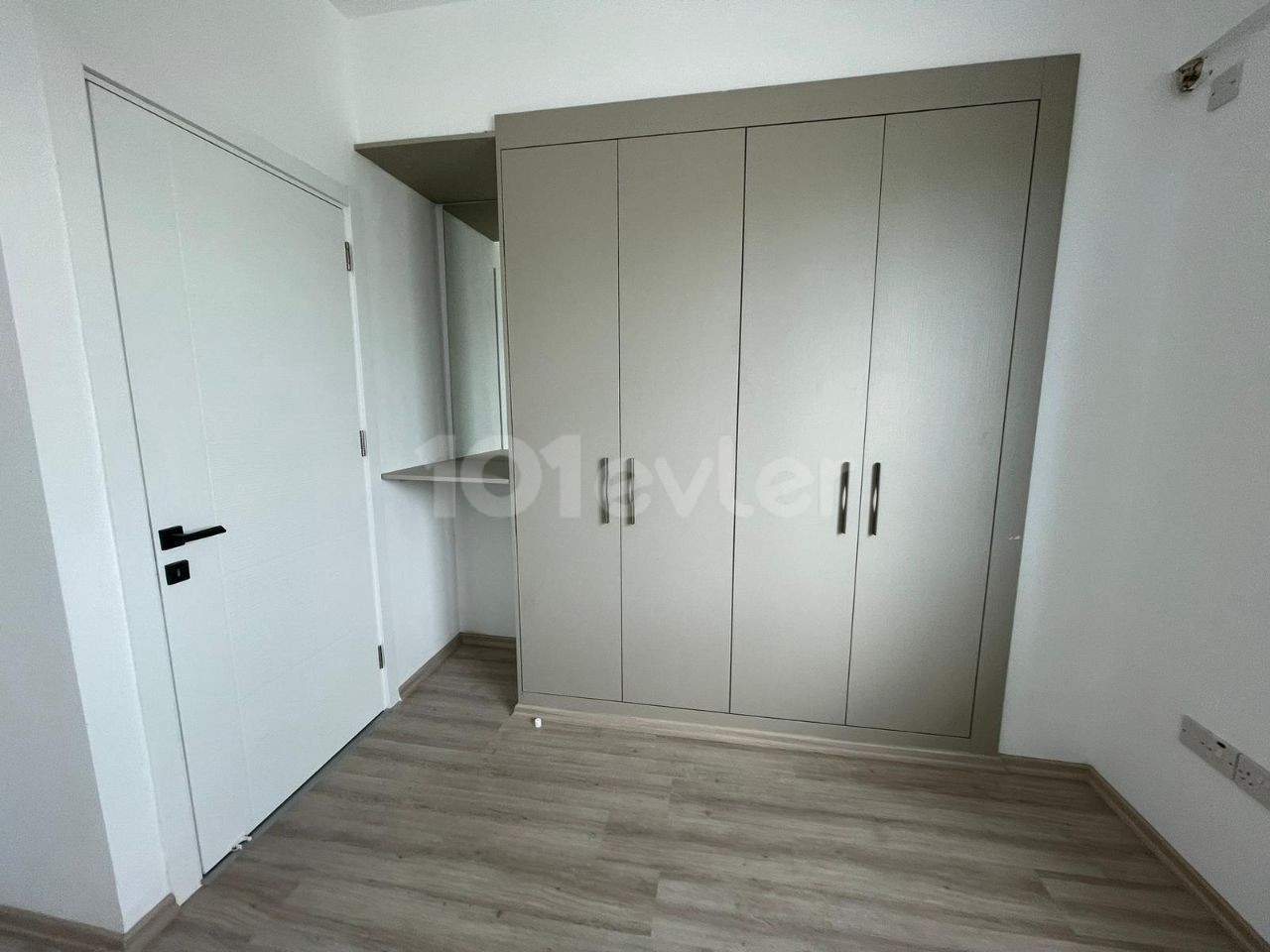 3-Zimmer-Wohnung mit eigenem Bad zum Verkauf in der Gegend von Küçük Kaymaklı!