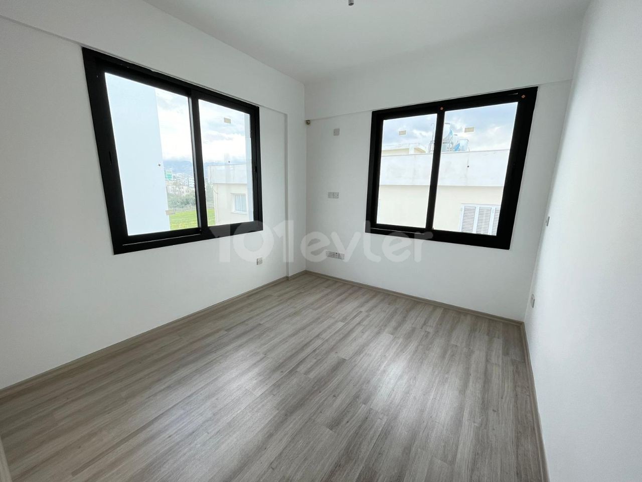 Küçük Kaymaklı Bölgesinde 3 Yatak Odalı En-Suit SATILIK Sıfır Apartman Dairesi!