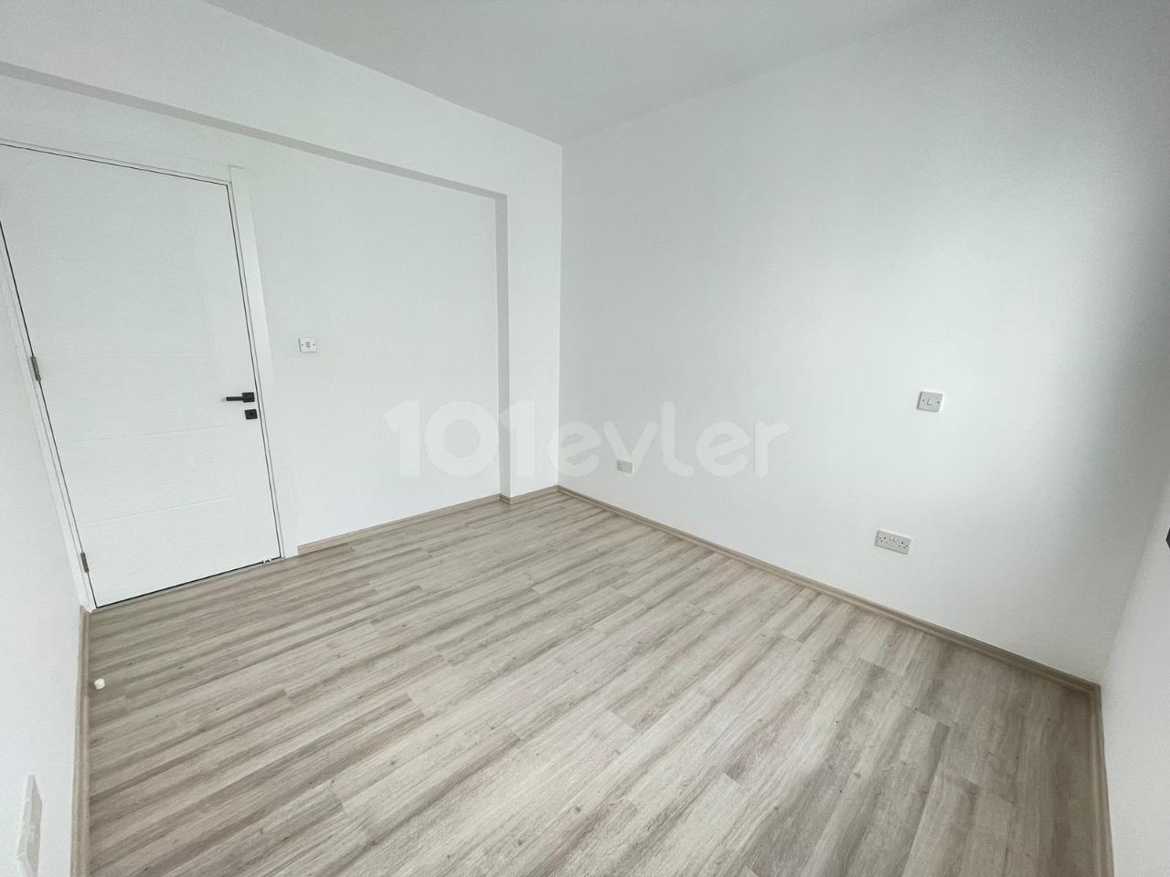 3-Zimmer-Wohnung mit eigenem Bad zum Verkauf in der Gegend von Küçük Kaymaklı!