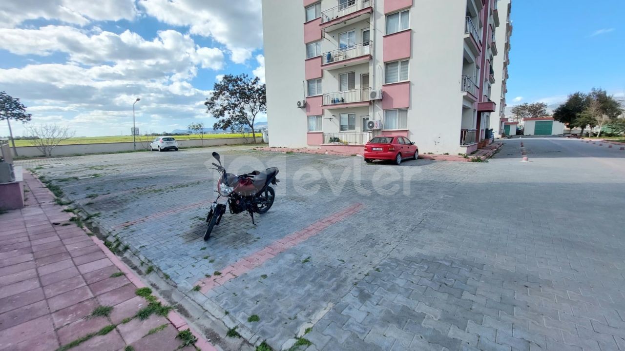 Lefkoşa Balıkesir Bölgesinde Bakımlı Site İçerisinde Satılık Zeminkat Daire 