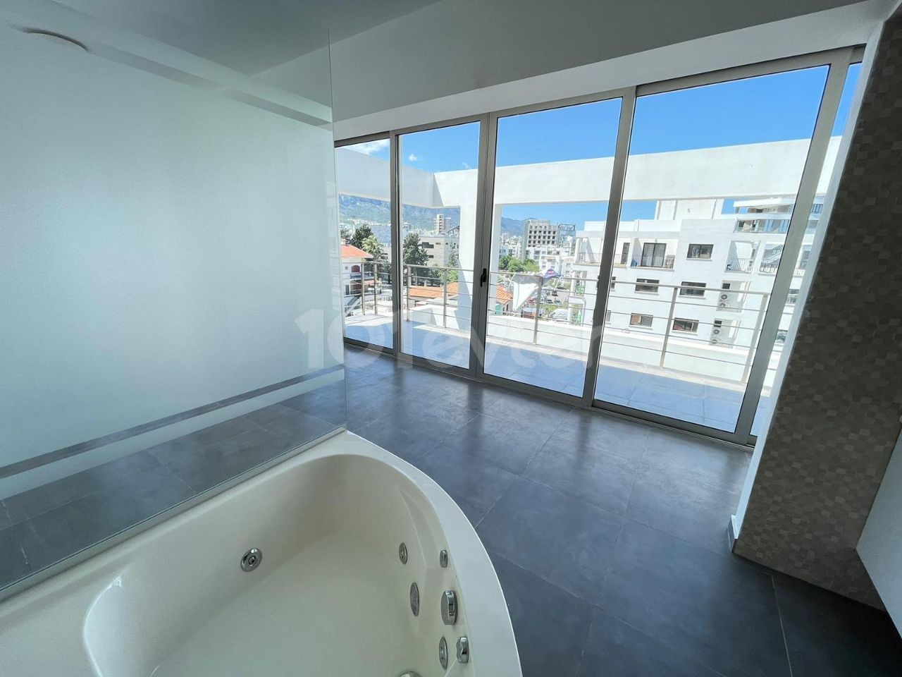 2+1 Loft-Penthouse mit Berg- und Stadtblick im Kyrenia Center zu VERKAUFEN!