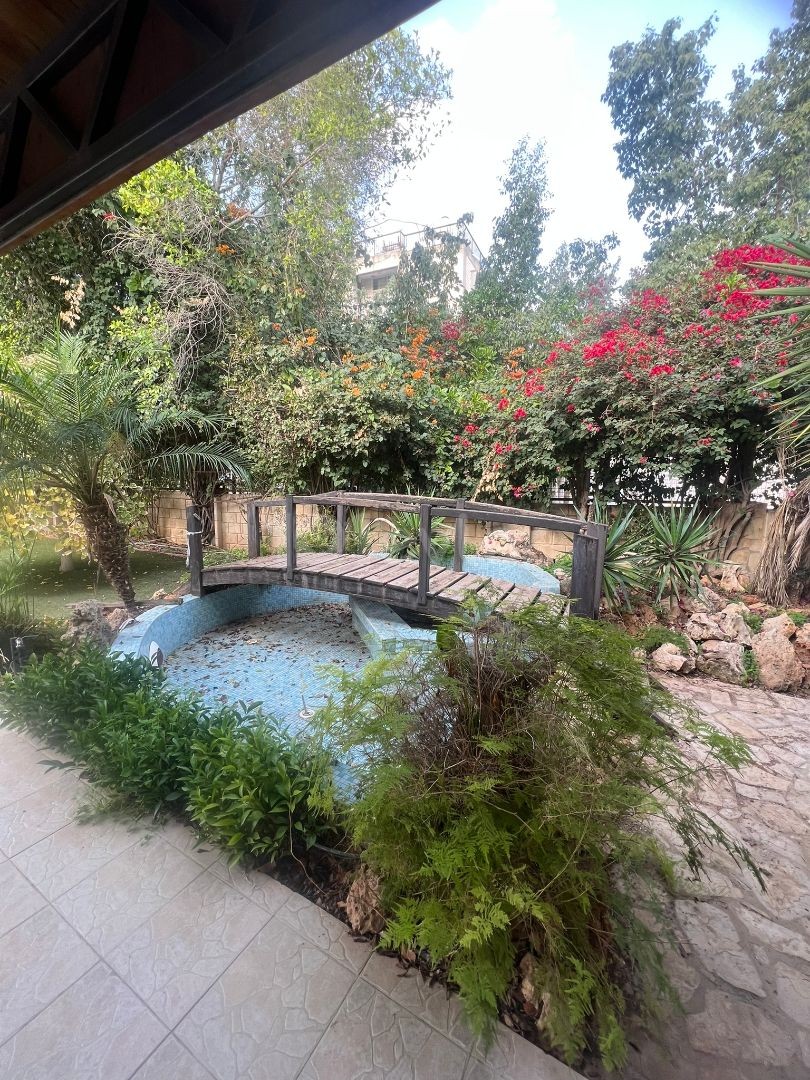 Наша вилла с большим садом и бассейном в Еникенте, самом престижном районе Никосии, выставлена ​​на продажу!