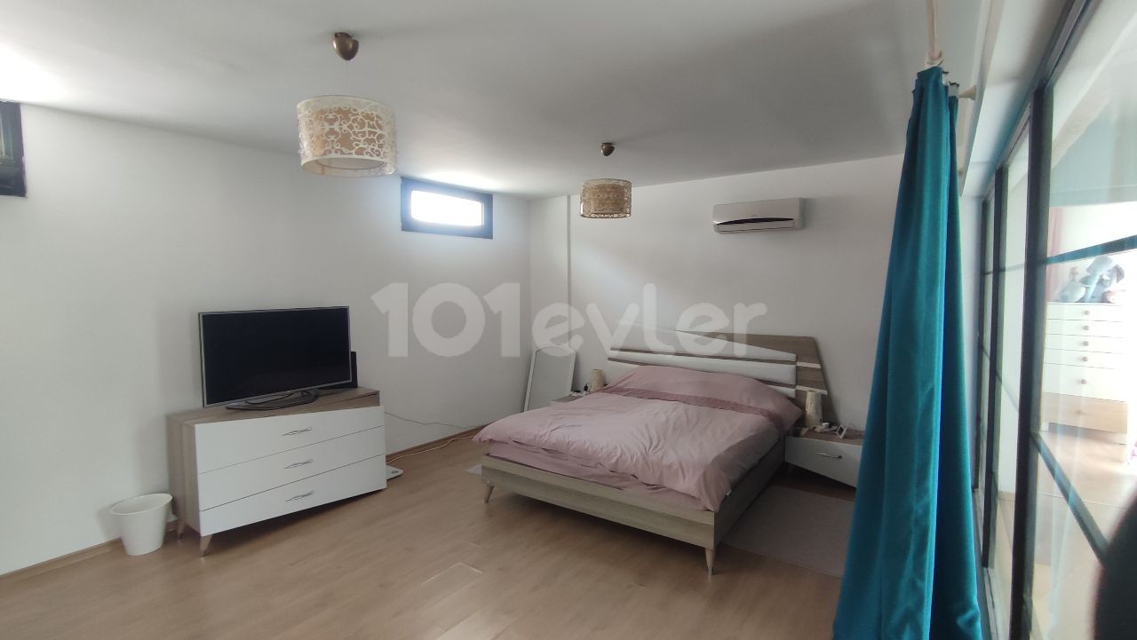 Lefkoşa Gönyeli'de Satılık 5 Yatak Odalı Triplex Villa