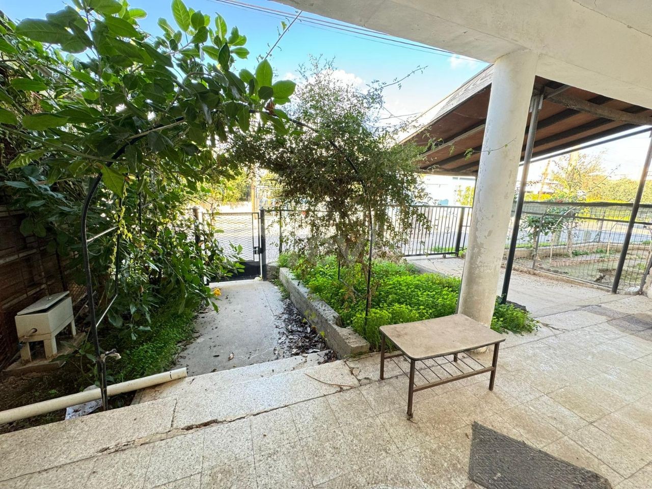 Single Storey Semi-Detached House with Commercial Permit on a 548 m2 Plot in Nicosia Marmara Region!