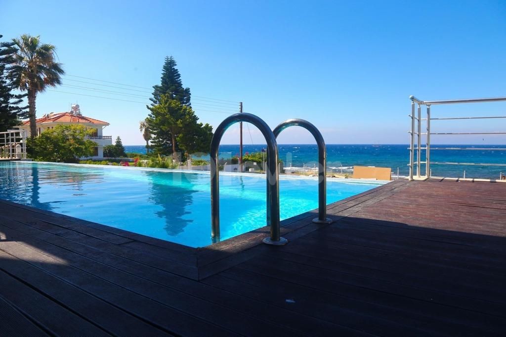 Luxusvilla zur Miete am Meer mit großem Garten in der Region Kyrenia Karaoğlanoğlu