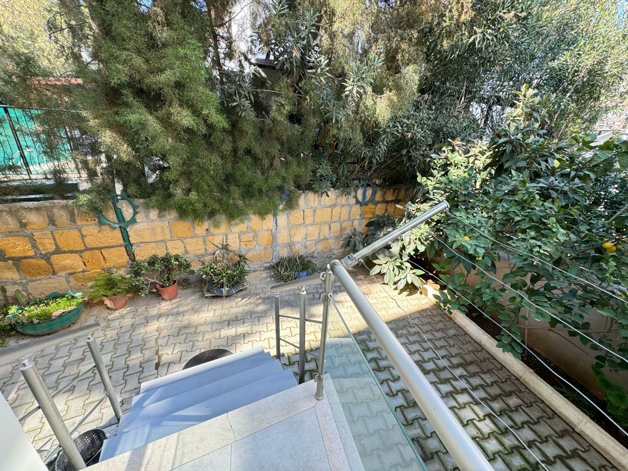 ERDGESCHOSS-2+1-Wohnung ZU VERKAUFEN mit großem Gartenbereich in der Gegend von Nikosia Yenikent!