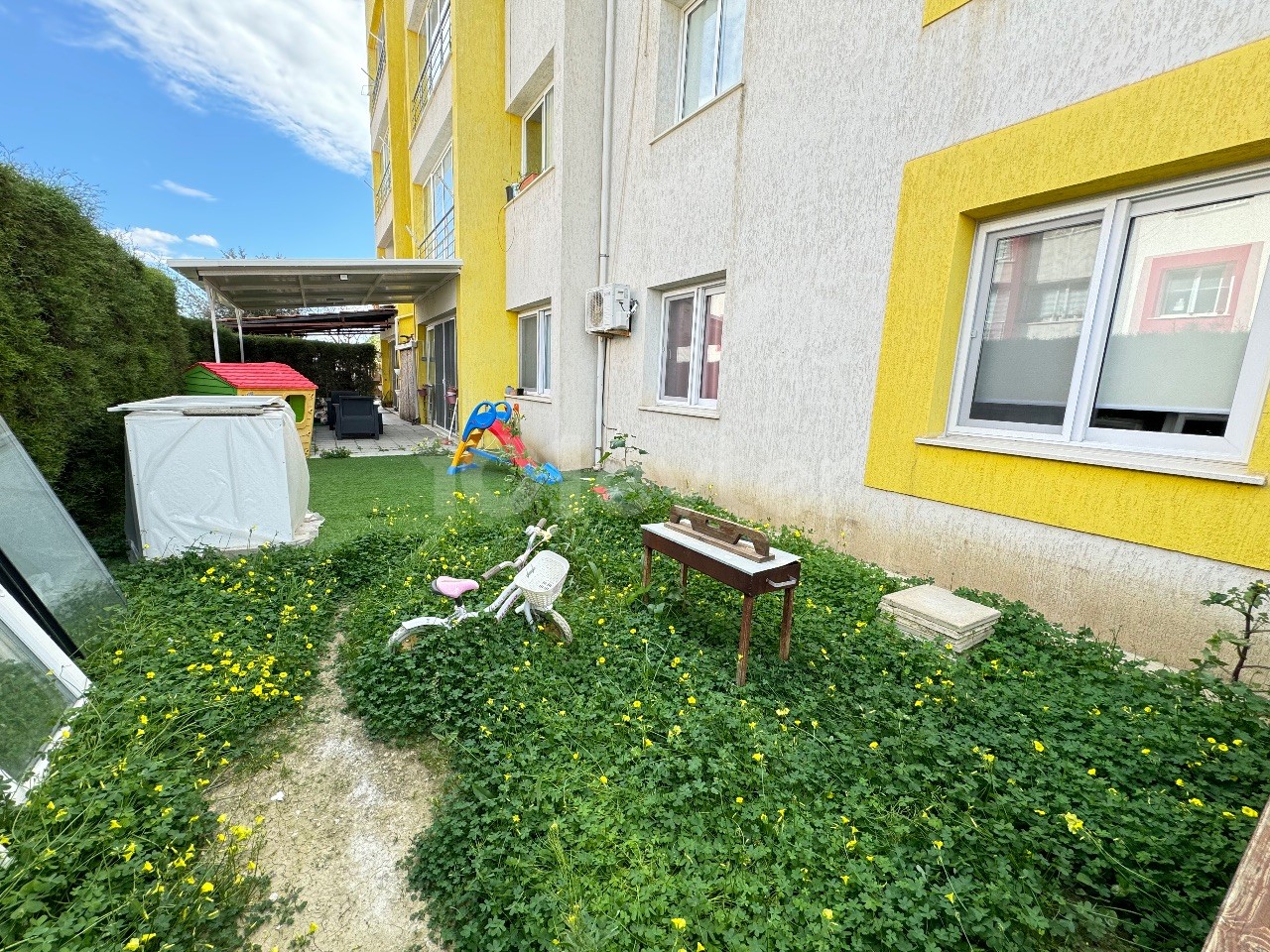 ERDGESCHOSSWOHNUNG ZU VERKAUFEN in Değirmenlik, ganz in der Nähe des Erğlkü-Supermarkts!