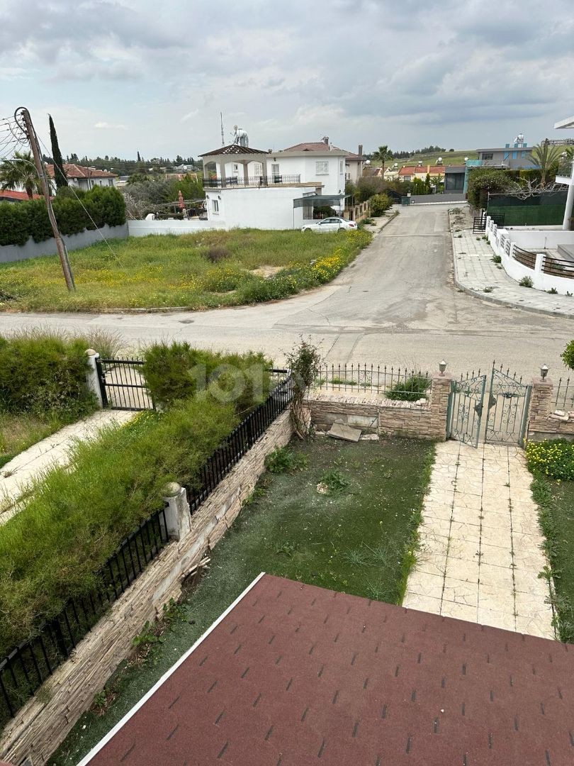 Lefkoşa Hamitköy Bölgesinde Satılık Geniş Bahçeli İkiz Villa 
