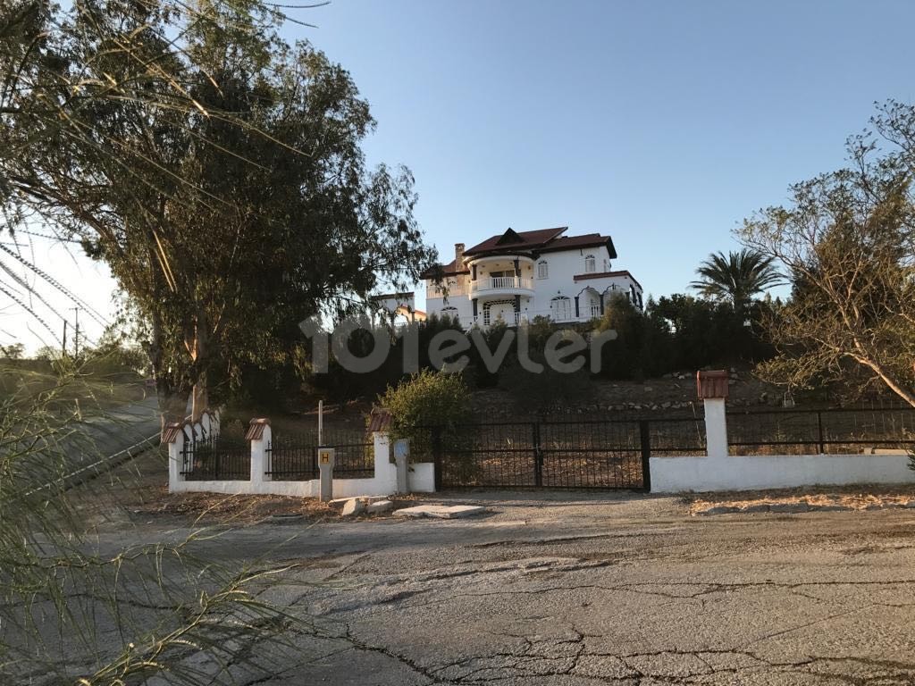 SPACIOUS VILLA IN 6 ACRES OF LAND IN GÖNYELI REGION 