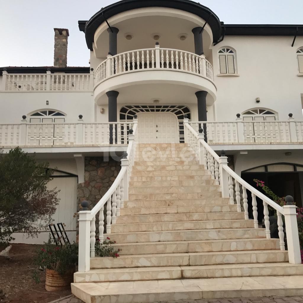 SPACIOUS VILLA IN 6 ACRES OF LAND IN GÖNYELI REGION 