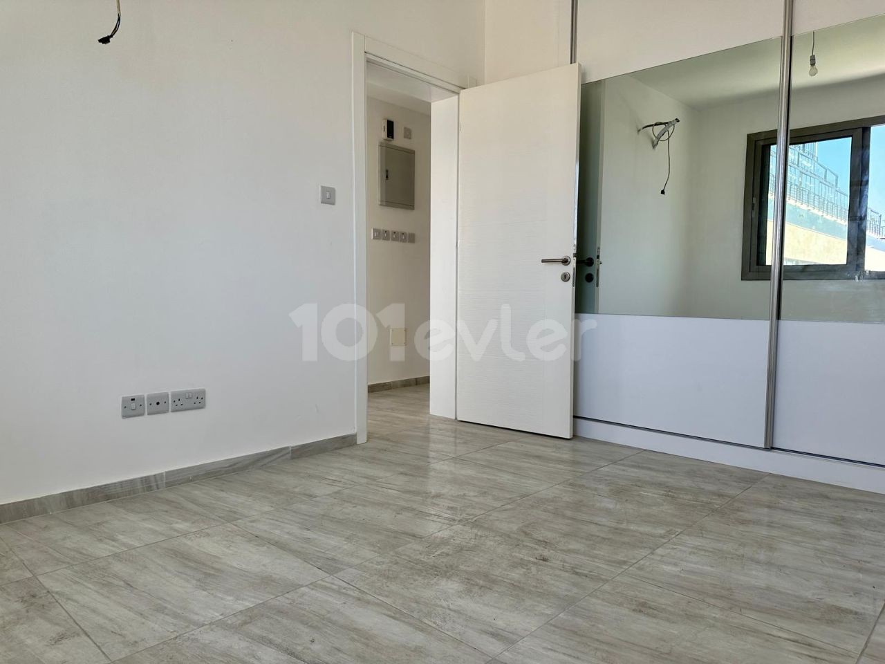 2+1 APARTMENT WITH COMMERCIAL PERMIT FOR SALE IN THE CENTER OF GUINEA 