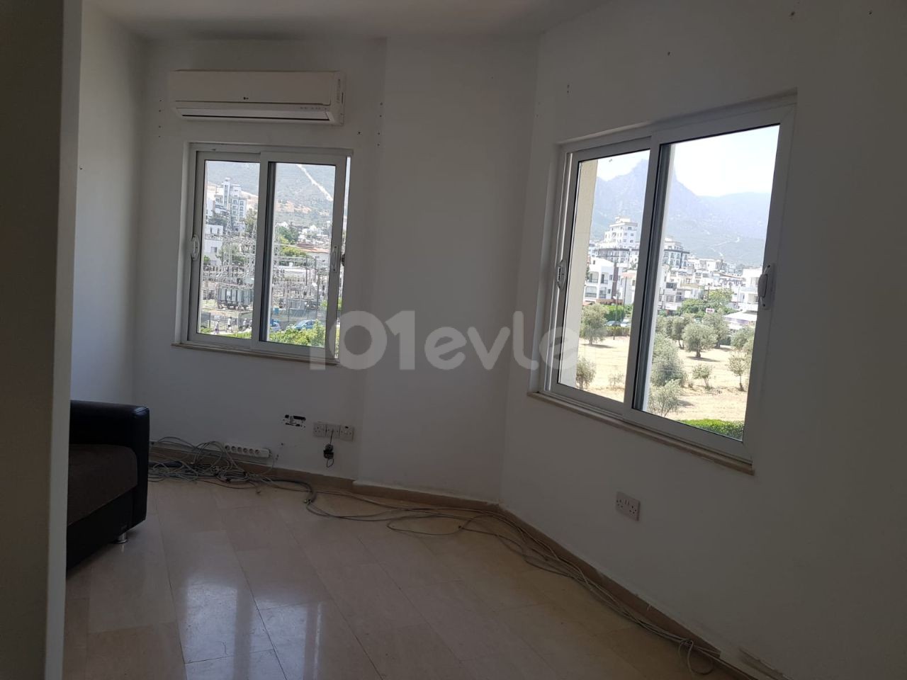 2 + 1 OFFICE FOR RENT ON THE STREET IN THE CENTER OF KYRENIA! ** 