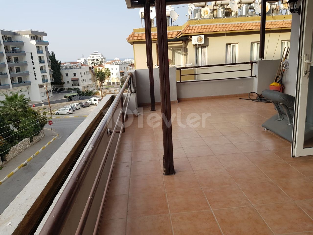 OPPORTUNITY! FLAT WITH LARGE BALCONY FOR SALE IN KYRENIA CENTER, AROUND NUSMAR!