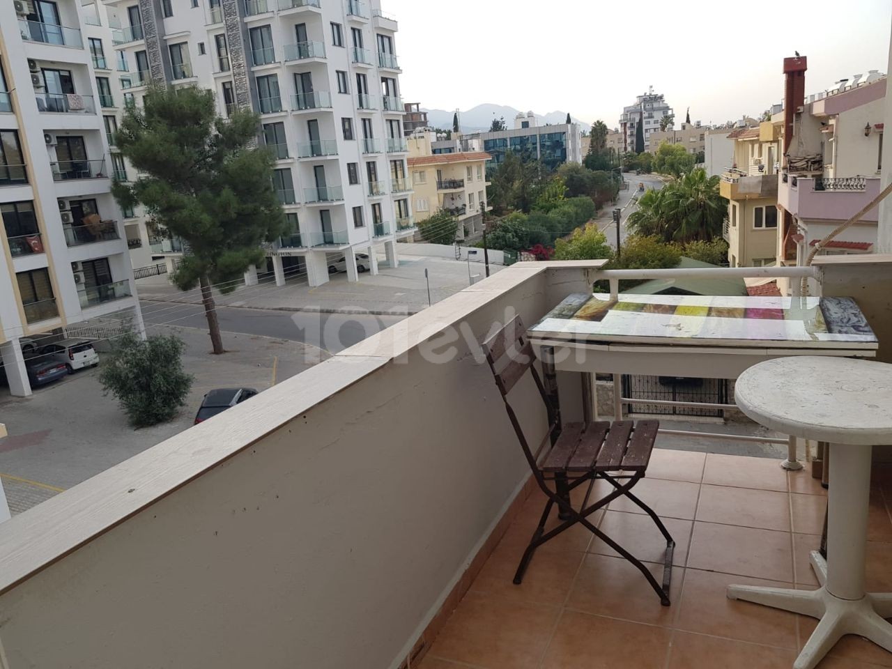 GELEGENHEIT! WOHNUNG MIT GROSSEM BALKON ZU VERKAUFEN IM KYRENIA-ZENTRUM, UM NUSMAR!