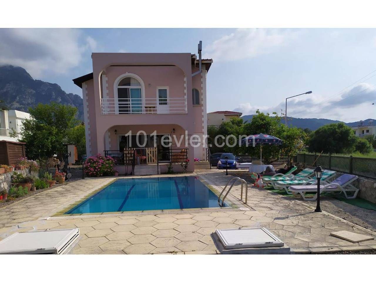 VILLA WITH POOL IN KARŞIYAKA WALKING DISTANCE TO THE SEA ** 