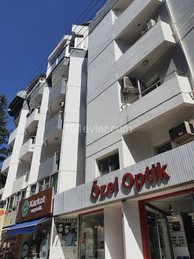 Lefkoşa'nın en işlek caddesinde Kiralık Ofis olabilecek 200m2 daire