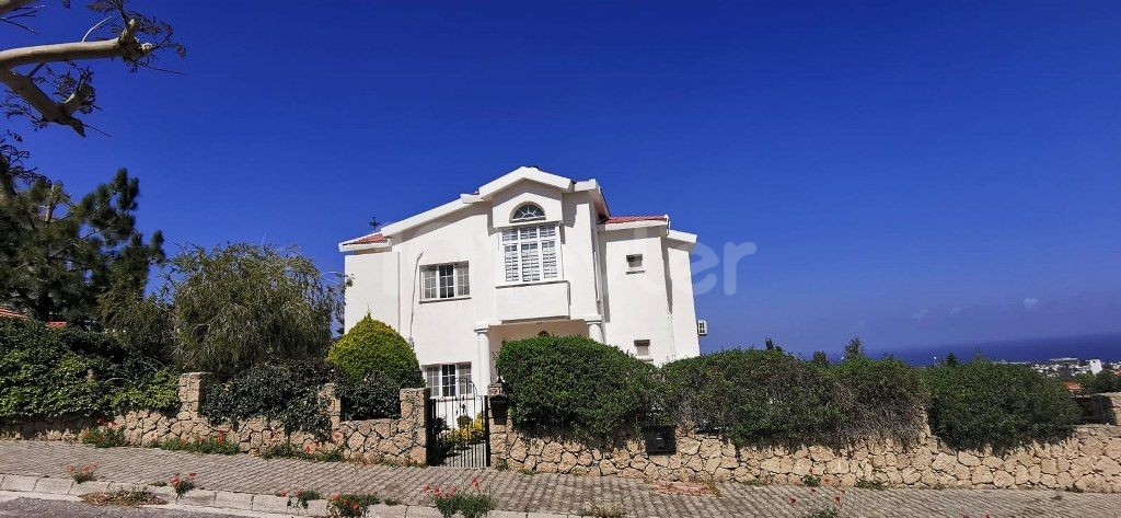 3 BEDROOM  LUXURY VILLA WITH PRIVATE POOL SUPERB SEA VIEWS - SOLE AGENT