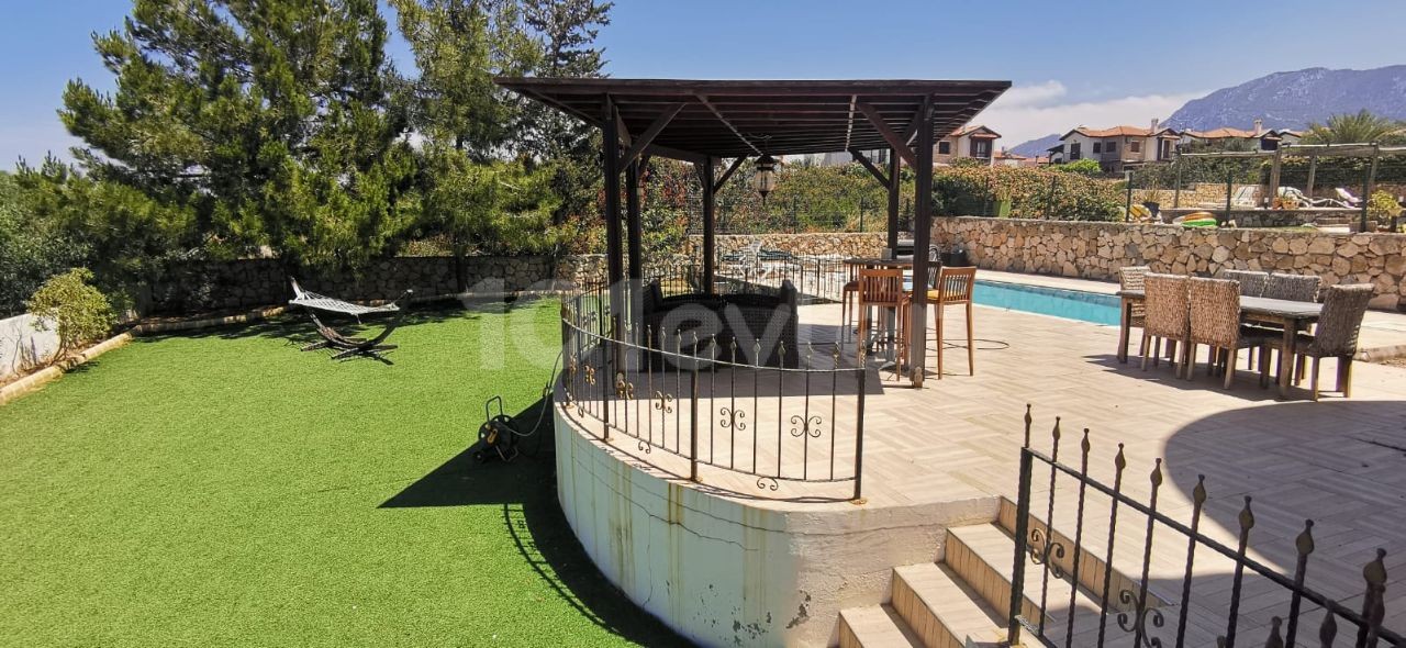 Villa Mit Swimmingpool Zu Vermieten In Chatalköy ** 