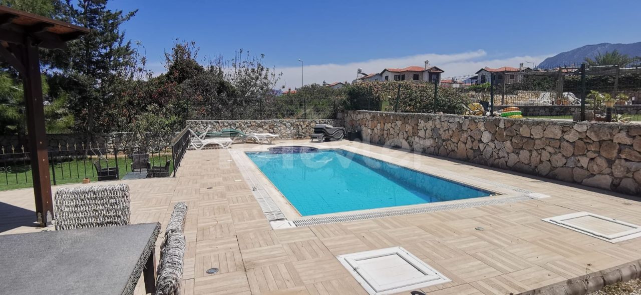 Villa Mit Swimmingpool Zu Vermieten In Chatalköy ** 
