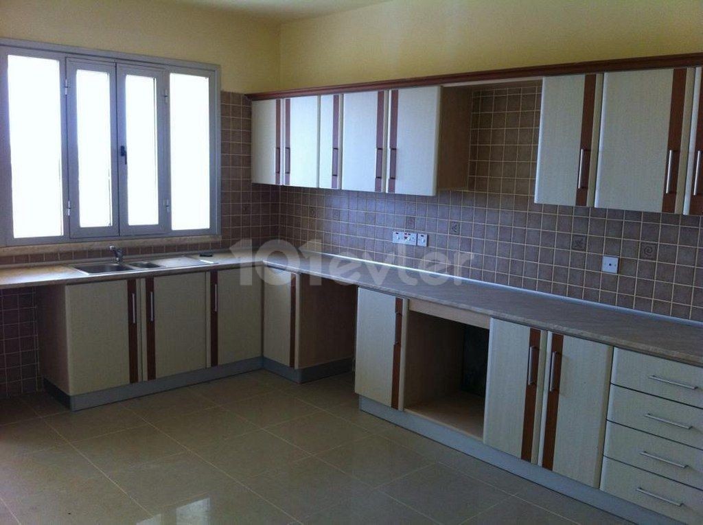 3 BEDROOM APARTMENT CLOSE TO UNIVERSITY - FANTASTIC RENTAL POTENTIAL