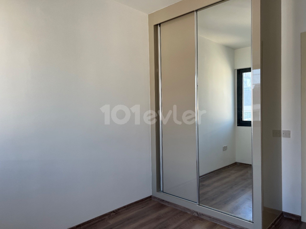 Girne merkezde yeni yapılmış satılık 2+1 daireler 