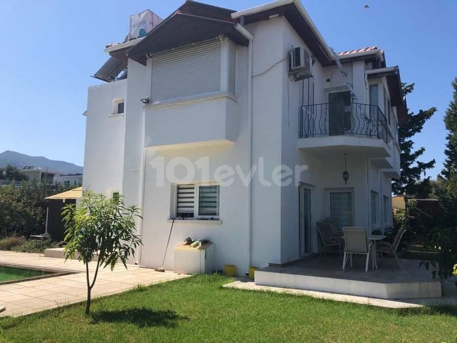 Girne Alsancak Satılık 4+1 Villa