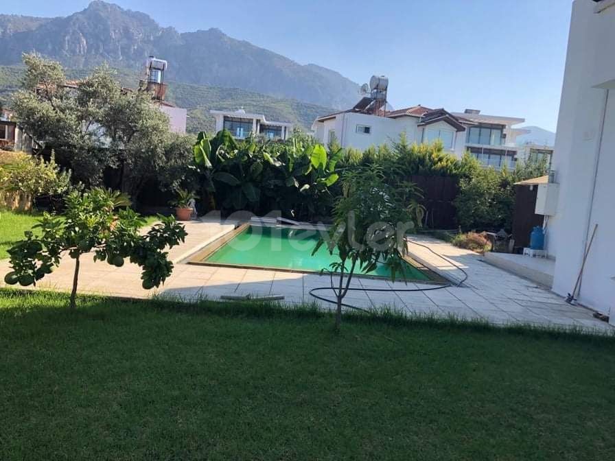 Girne Alsancak Satılık 4+1 Villa