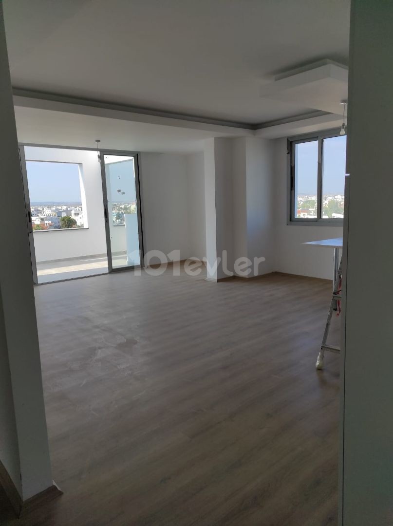 GROSSES GERÄUMIGES LUXURIÖSES 2+1 PENTHOUSE IN GÖNYELI MIT HERRLICHEM BLICK ZU VERKAUFEN