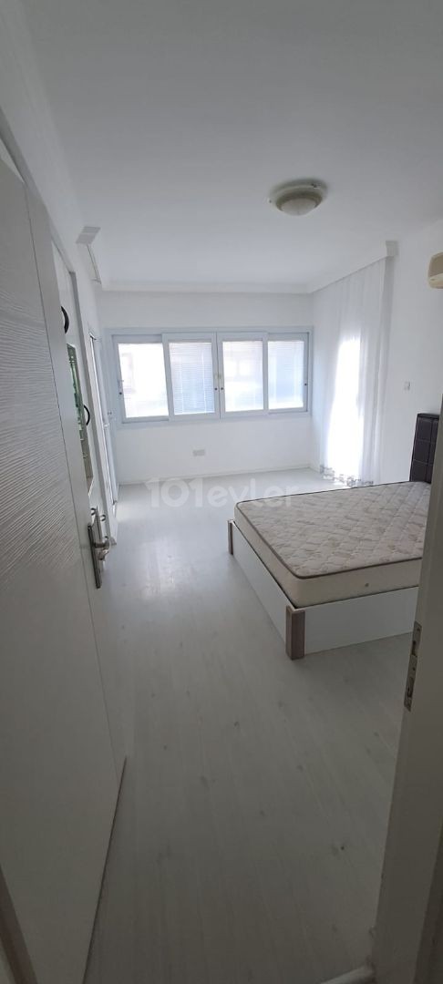 GÖNYELİ DE SATILIK  2+1 DAİRE 140 M2 