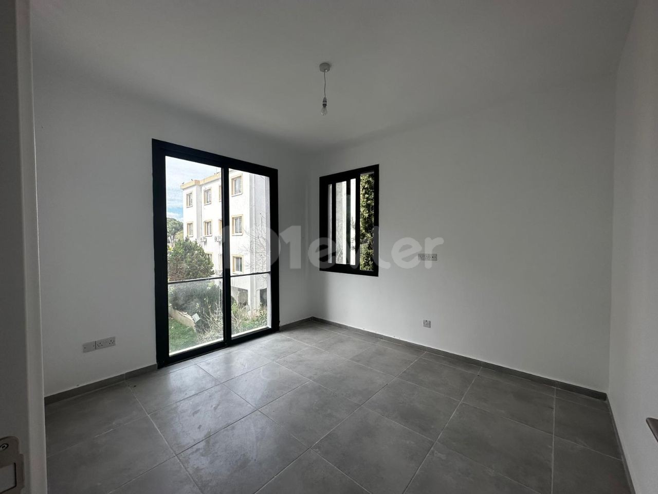 NEWLY COMPLETED 2+1 APARTMENT WITH COMMERCIAL PERMIT IN THE CENTER OF GUINEA, TITLE DEED READY