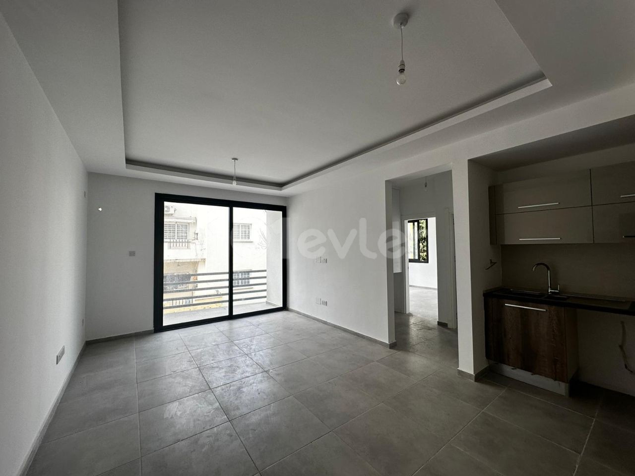 NEWLY COMPLETED 2+1 APARTMENT WITH COMMERCIAL PERMIT IN THE CENTER OF GUINEA, TITLE DEED READY