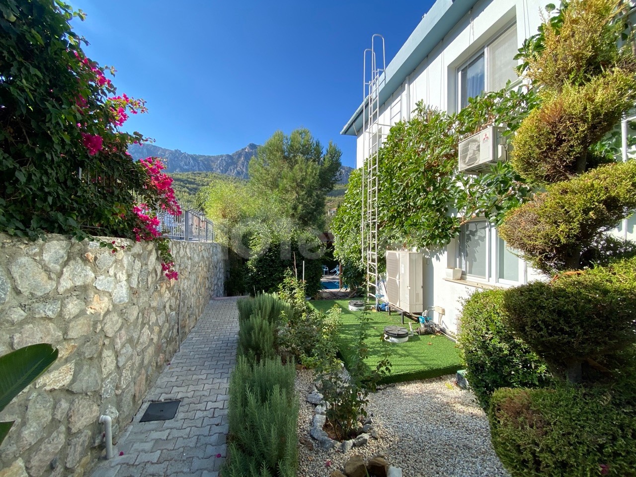 We are offering a 4-bedroom private villa in the popular village of Edremit Kyrenia.