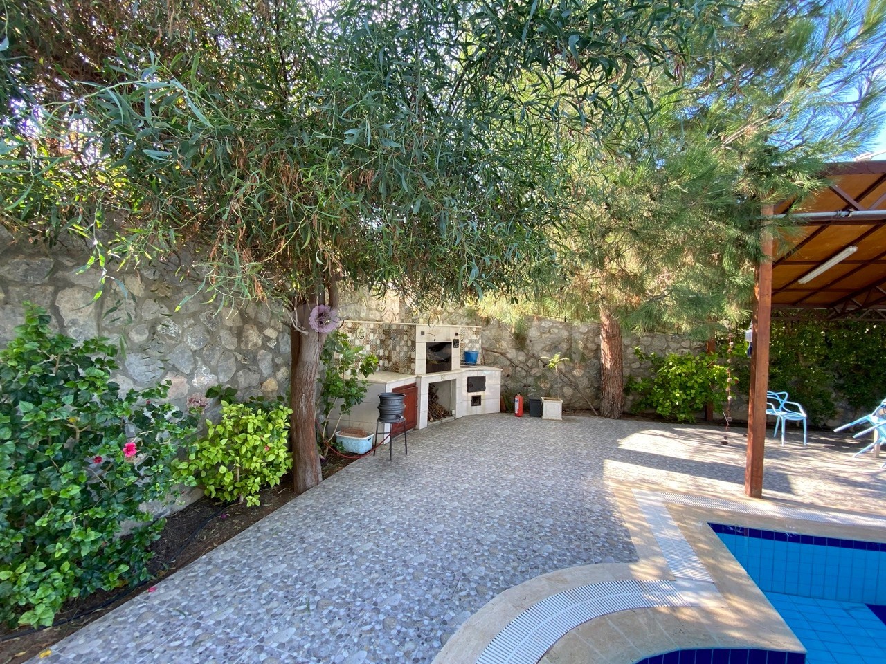 Хотели бы вы жить на Кипре в прекрасном большом доме практически без затрат на электроэнергию и воду? С достаточно большим садом, чтобы груглый год иметь свежие фрукты и , при желании , овощи и зелень?
