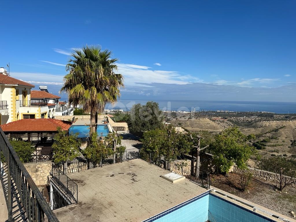 4 Schlafzimmer, 380m2 Villa mit einem großen Grundstück und herrlicher Aussicht. Geeignet für diejenigen, die nach einem Renovierungsprojekt suchen.