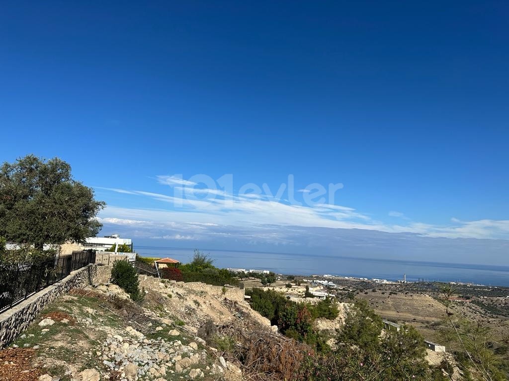 4 Schlafzimmer, 380m2 Villa mit einem großen Grundstück und herrlicher Aussicht. Geeignet für diejenigen, die nach einem Renovierungsprojekt suchen.