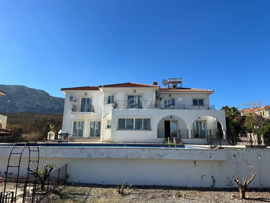 4 Schlafzimmer, 380m2 Villa mit einem großen Grundstück und herrlicher Aussicht. Geeignet für diejenigen, die nach einem Renovierungsprojekt suchen.