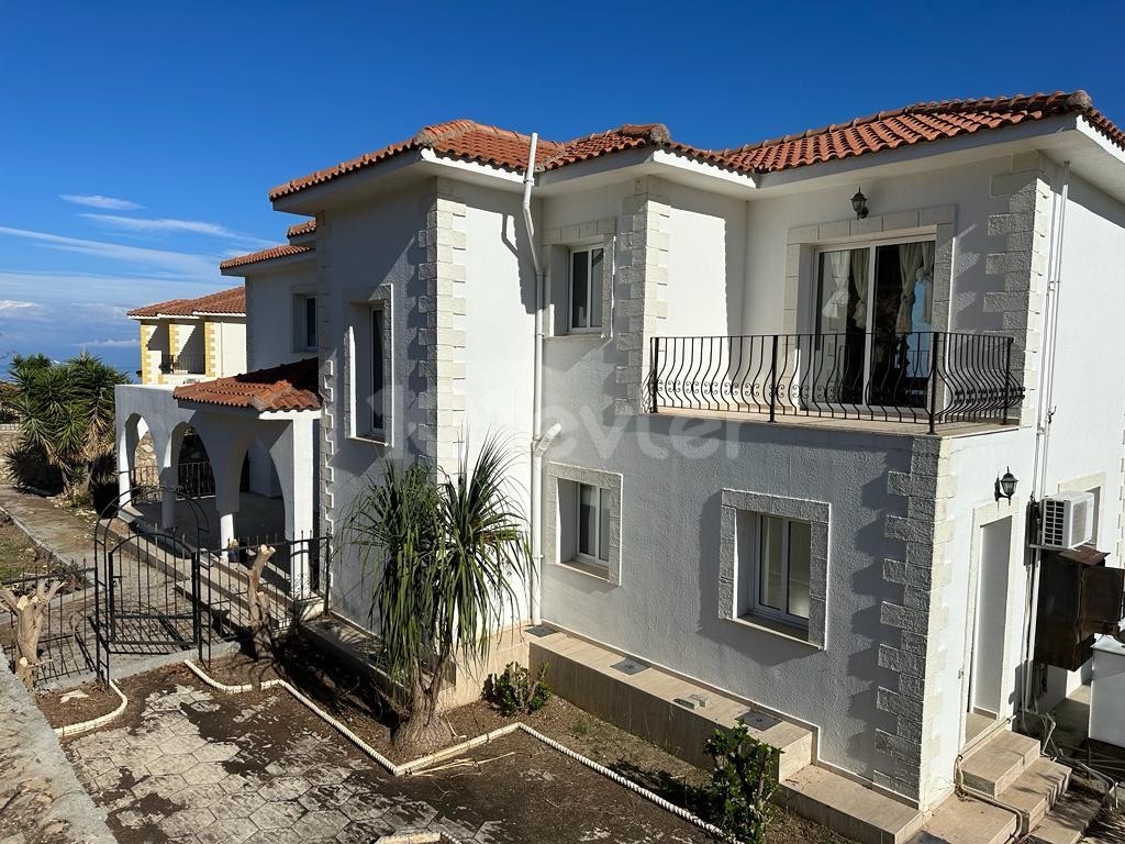 4 Schlafzimmer, 380m2 Villa mit einem großen Grundstück und herrlicher Aussicht. Geeignet für diejenigen, die nach einem Renovierungsprojekt suchen.