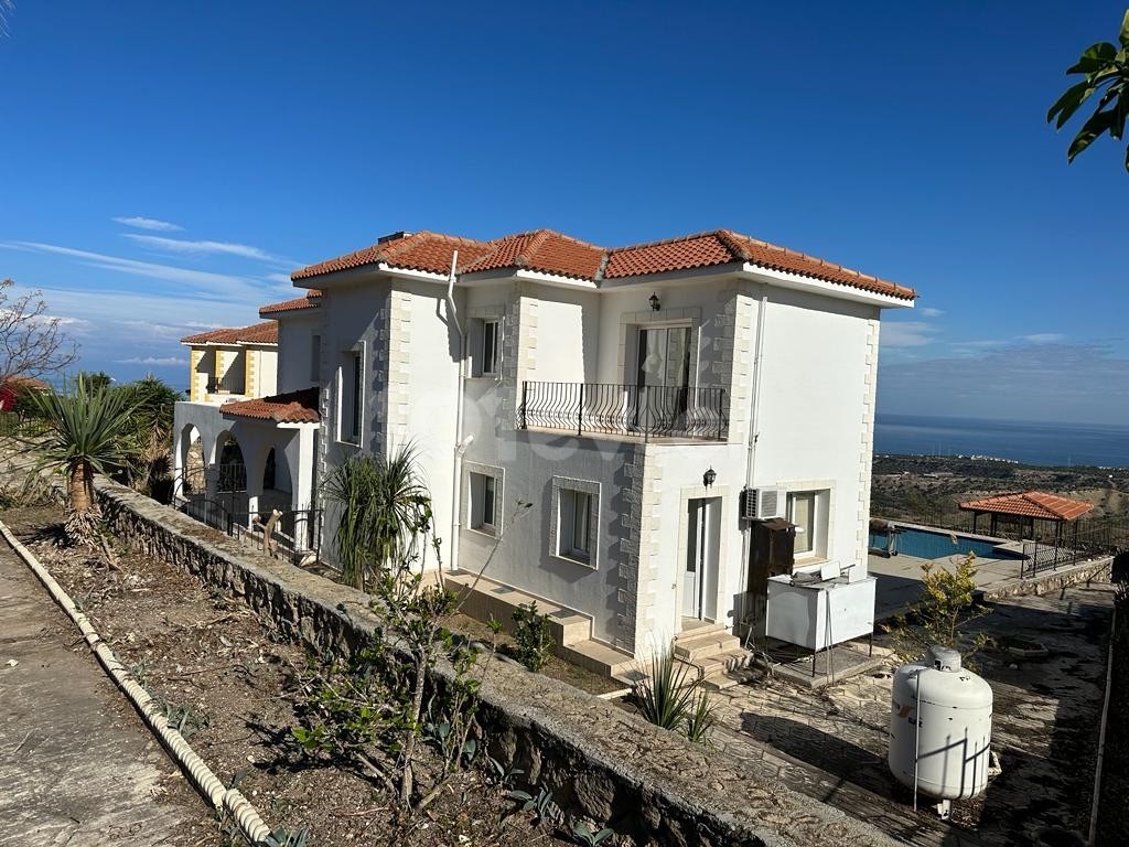 4 Schlafzimmer, 380m2 Villa mit einem großen Grundstück und herrlicher Aussicht. Geeignet für diejenigen, die nach einem Renovierungsprojekt suchen.