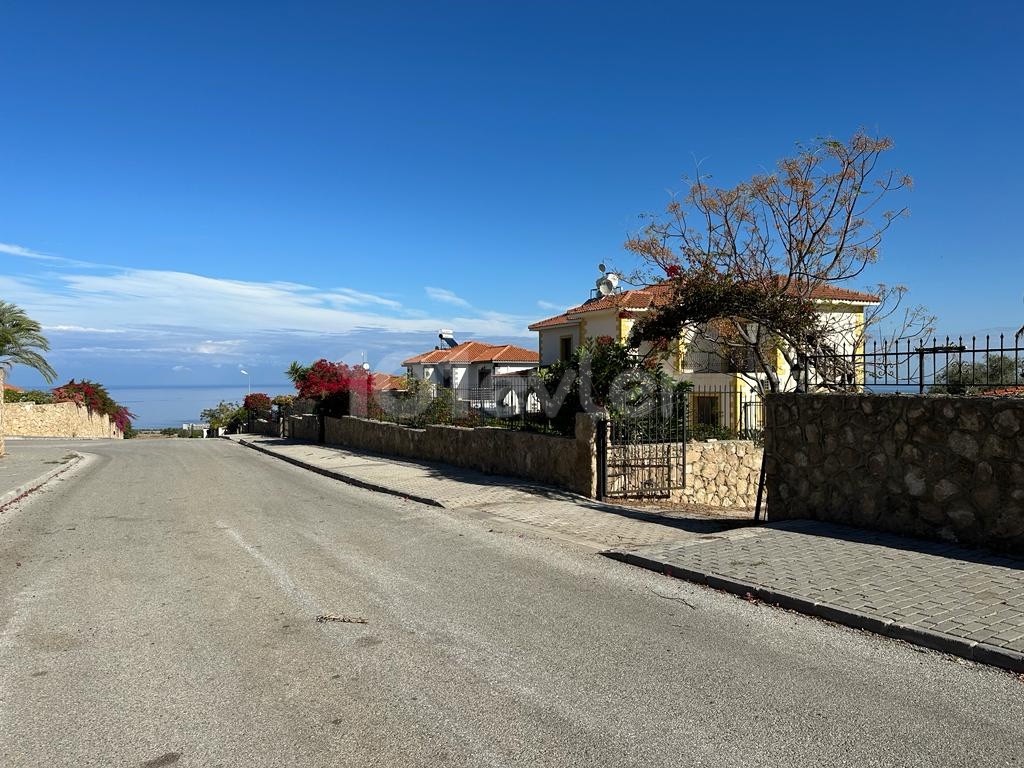 4 Schlafzimmer, 380m2 Villa mit einem großen Grundstück und herrlicher Aussicht. Geeignet für diejenigen, die nach einem Renovierungsprojekt suchen.