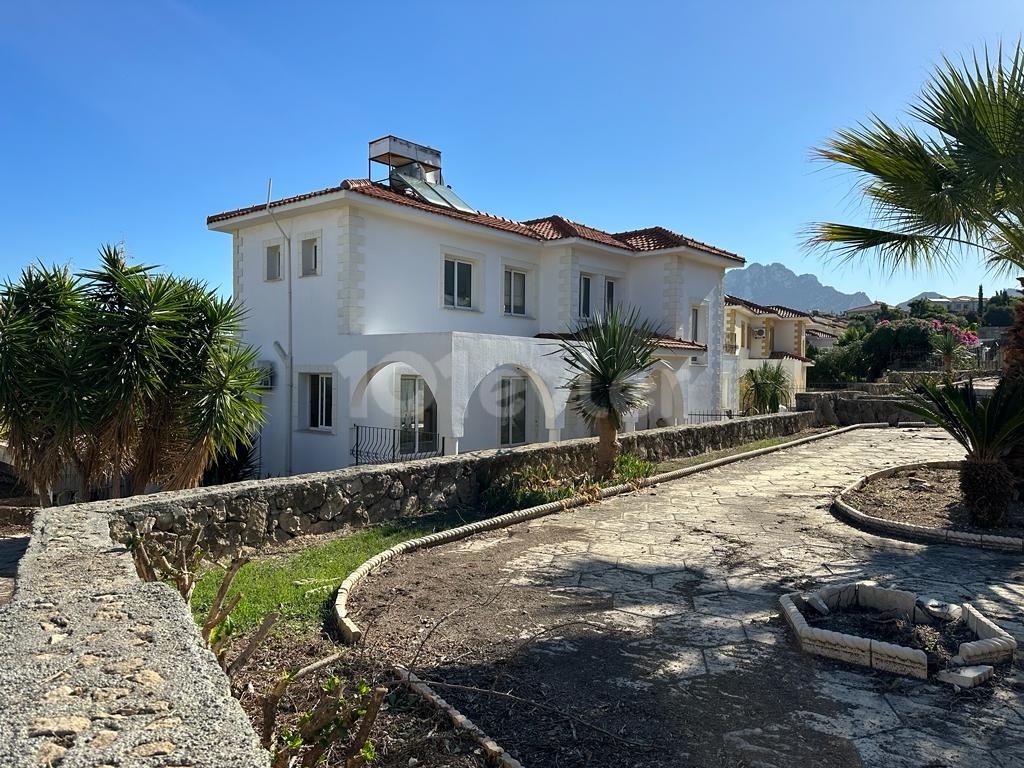 4 Schlafzimmer, 380m2 Villa mit einem großen Grundstück und herrlicher Aussicht. Geeignet für diejenigen, die nach einem Renovierungsprojekt suchen.