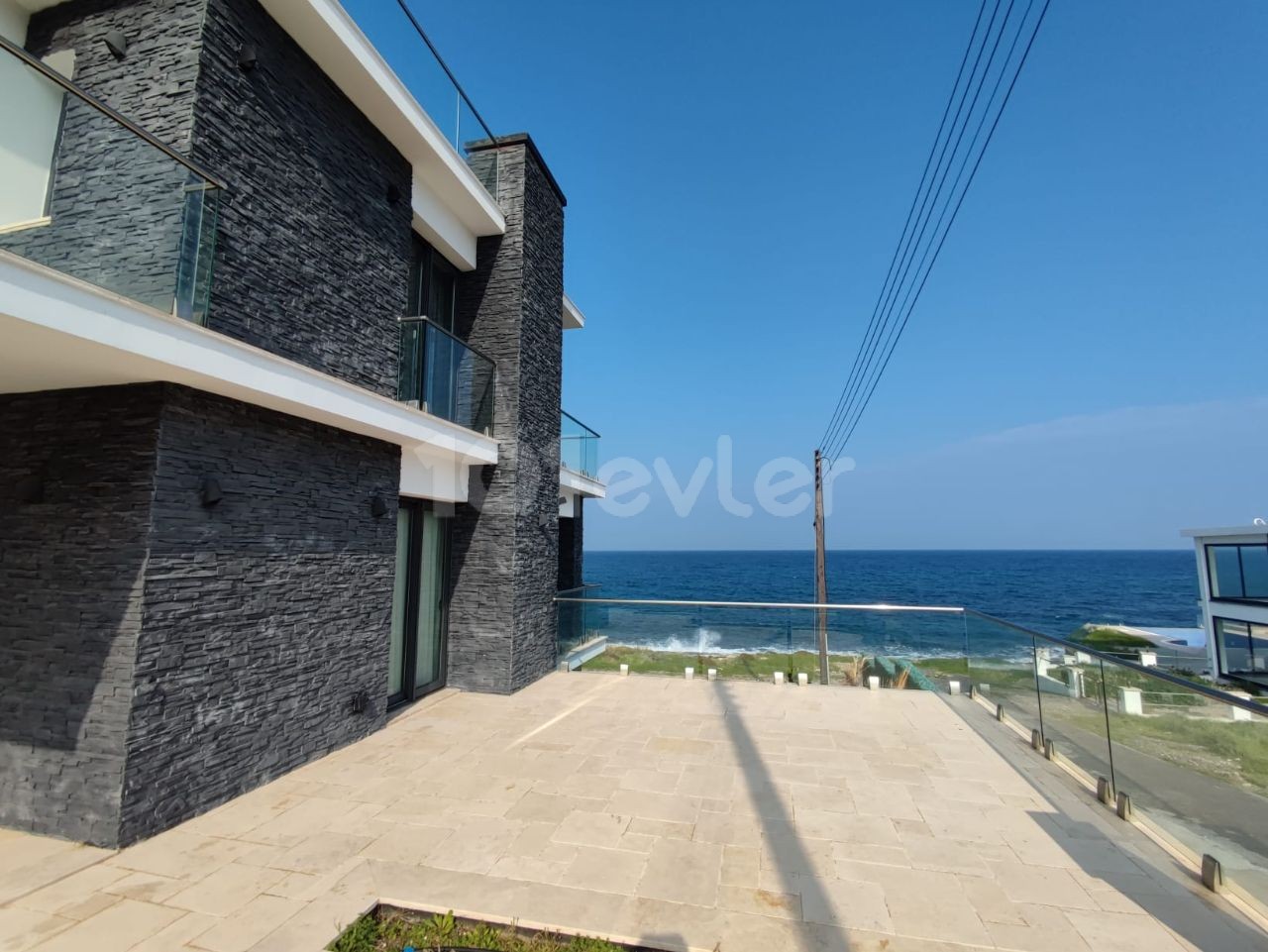 Karsiyaka Beachfront Triplex 5+1 Villa mit privatem Pool