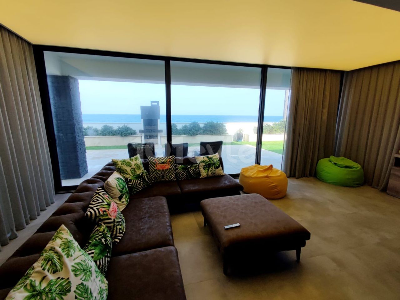 Триплекс Karsiyaka Beachfront Villa 5+1 с собственным бассейном