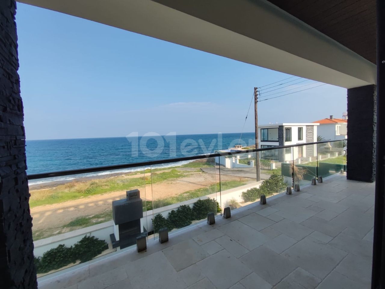 Триплекс Karsiyaka Beachfront Villa 5+1 с собственным бассейном