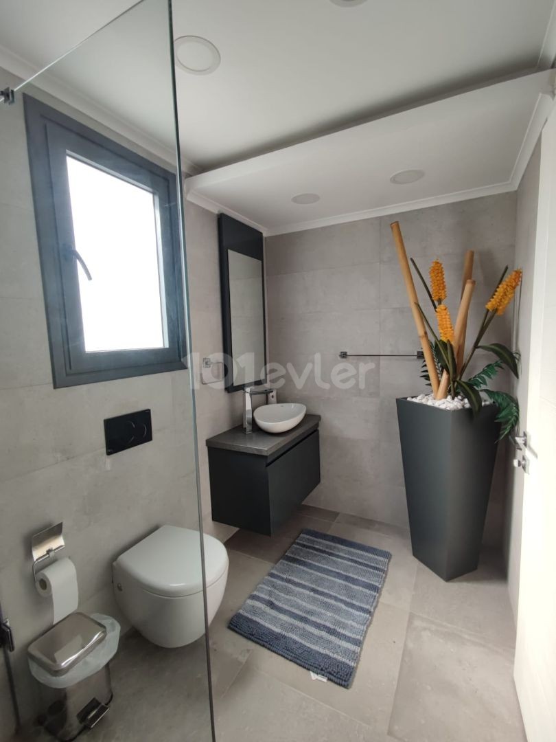 Karşıyakada Denize Sıfır Triplex  Özel Havuzlu 5+1 Villa