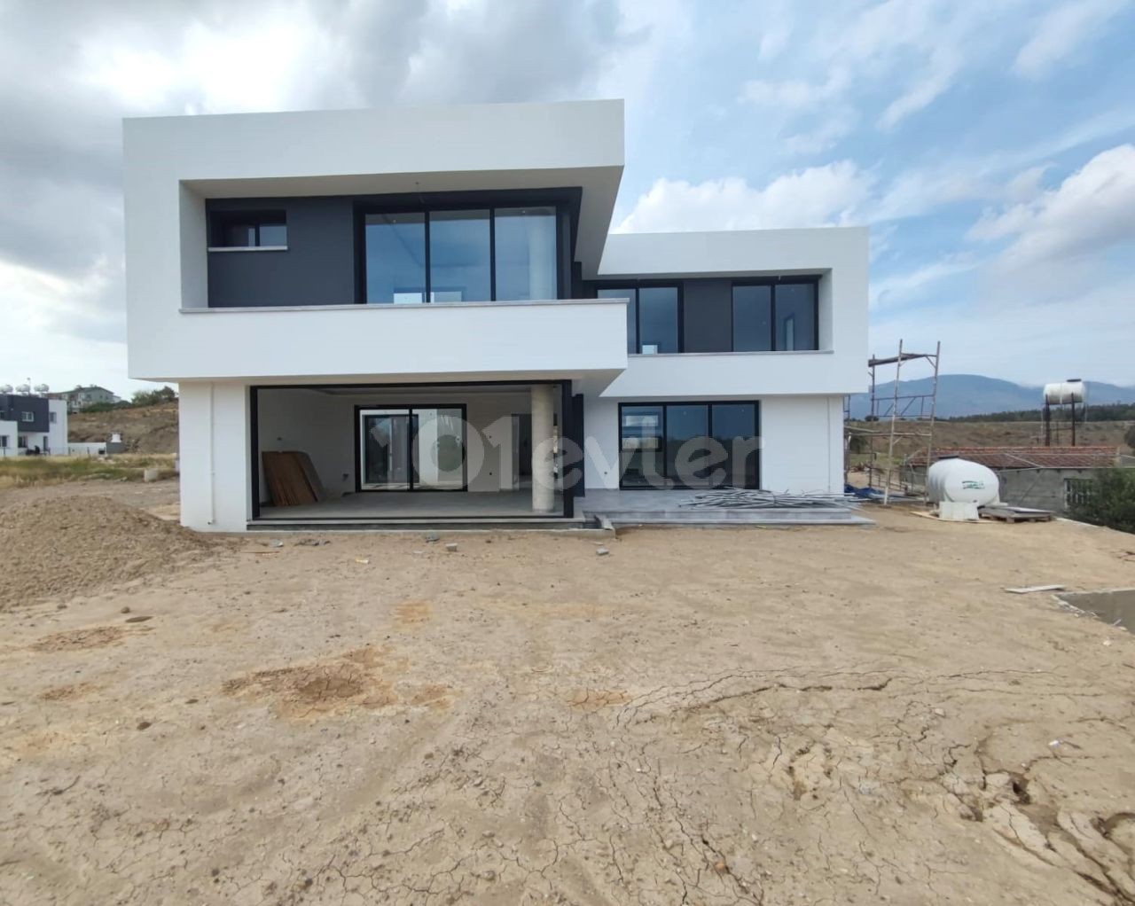 Gönyelide Satılık 4+1 Tam Arsa İçerisinde Villa 