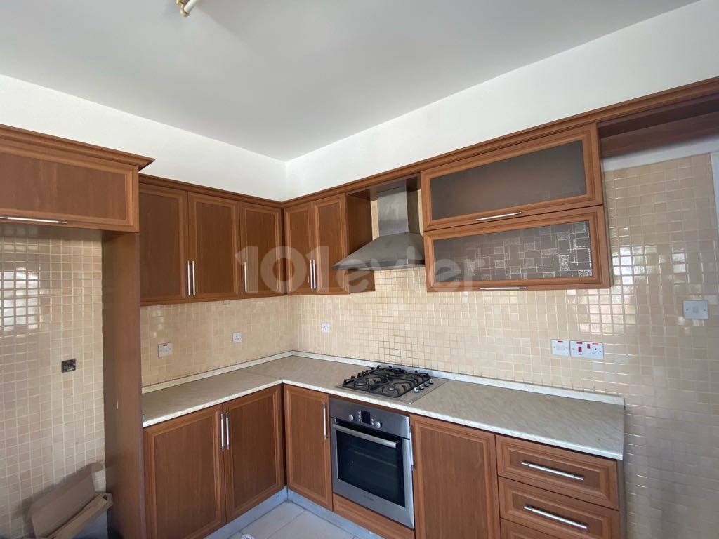 3 + 1 apartment for sale in Gönyelide ** 