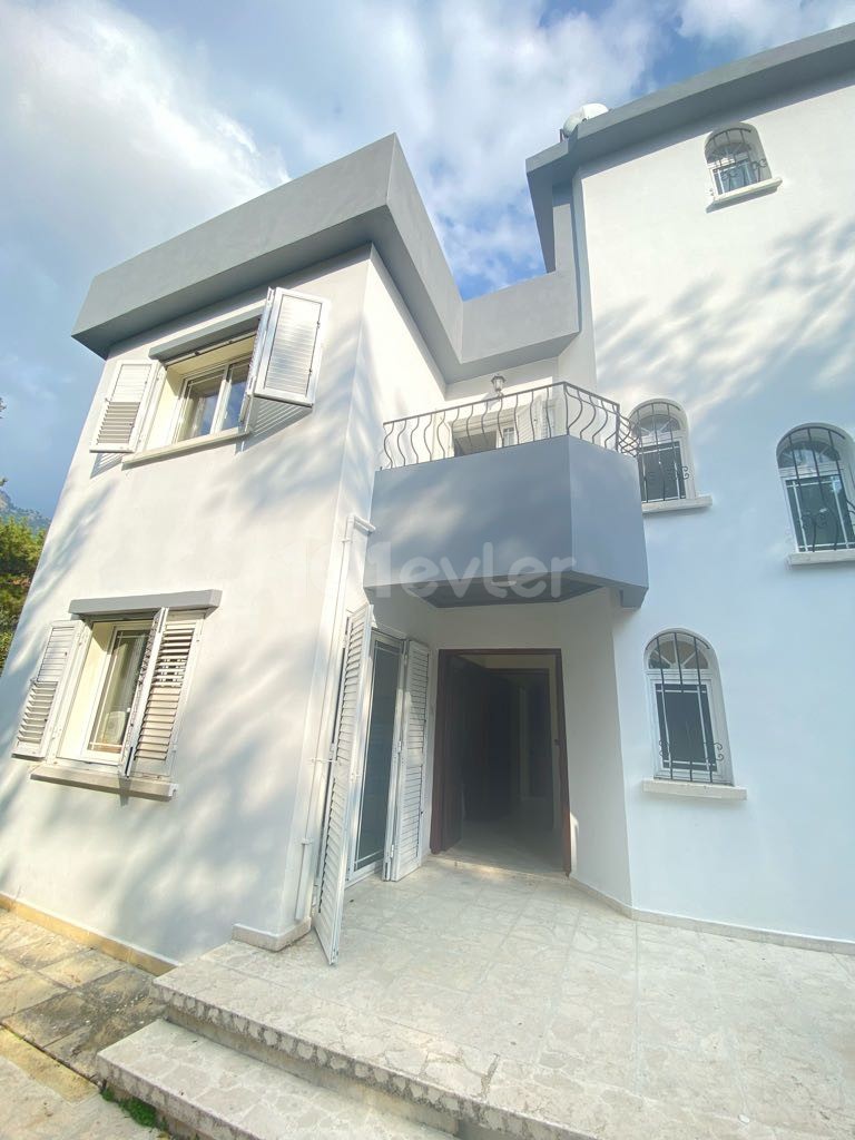 Girne Bogazda 2 katlı müthiş manzaları satılık villa