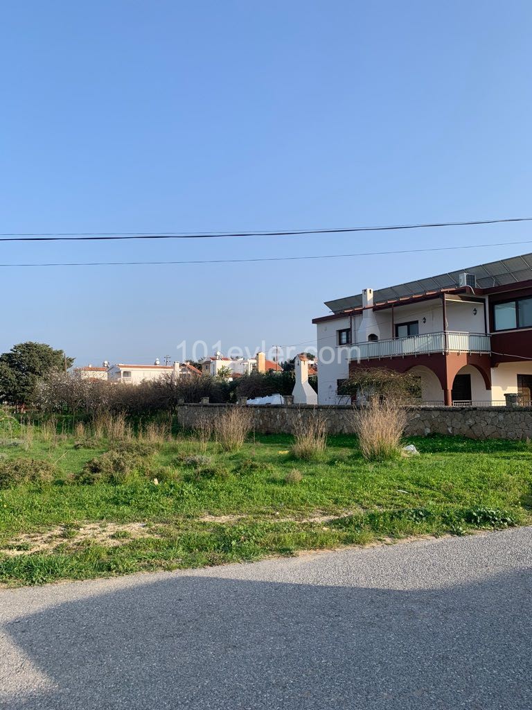 LAND SUITABLE FOR CONSTRUCTION OF A VILLA 400 METERS FROM THE SEA ON THE BOTTOM OF KARŞIYAKA MAIN ROAD ** 