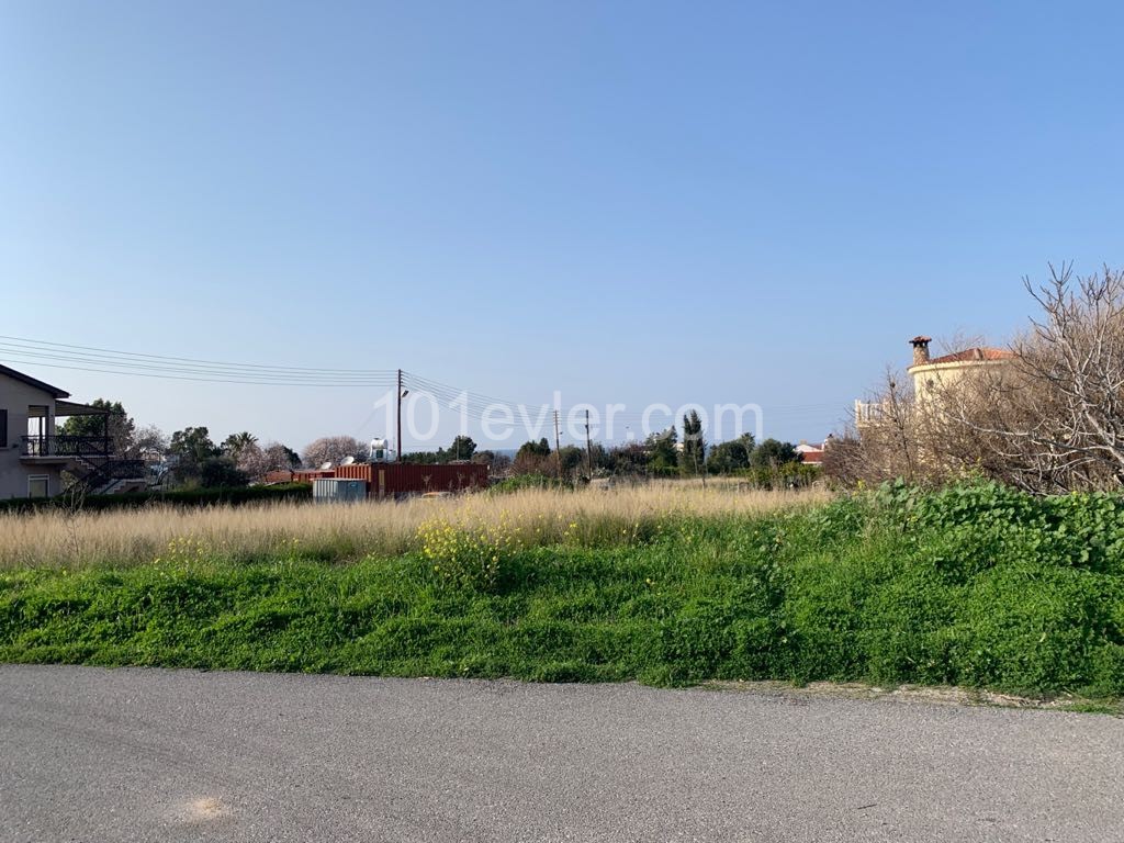 GRUNDSTÜCK GEEIGNET FÜR DEN BAU EINER VILLA 400 METER VOM MEER AUF DER UNTERSEITE DER HAUPTSTRAßE KARSIYAKA ** 