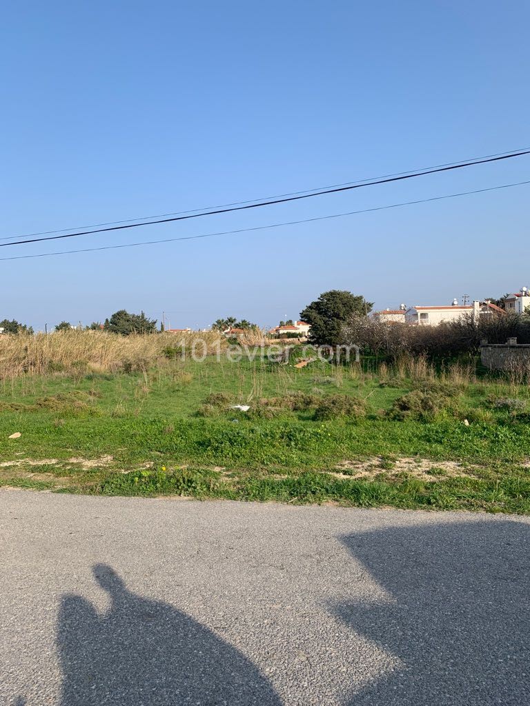 LAND SUITABLE FOR CONSTRUCTION OF A VILLA 400 METERS FROM THE SEA ON THE BOTTOM OF KARŞIYAKA MAIN ROAD ** 